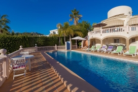 Villa  splendida e ben arredata  con piscina privata, a Moraira, Costa Blanca, in Spagna per un massimo di 6 persone.Questa villa si trova  in una  zona collinosa e residenziale, non lontana da un campo da golf e da ristoranti e bar e  a 3 km dalla s, Moraira
