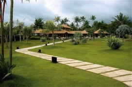 An absolute beautiful private accommodation with traditional Balinese style. The villa compromises 2 air conditioned bedrooms with en suite bathrooms, several living and relaxing area, a dining area, and a Spa area. The villa is designed within its own natural environment, which creates the ambiance of a traditional living style. The beautiful spacious garden, around 3000 m2, ensures you absolute privacy, but also gives you the 'one with nature' feeling. The villa offers a taste of Bali culture and a home comfort: a contemporary Balinese architecture. The owner, a Spanish artist, has decorated this beautiful villa with a tasteful eye for details and a lot of his own masterpieces. The style and interior of the villa creates a very pleasant spiritual and artistic vibe. A full staff has been with the villa for many years, all local Balinese who take pleasure in serving. The very warm, friendly and high quality of service will ensure you a very relaxing and pleasant stay in this absolutely unique villa, located just a few minutes from Echo Beach.Service and Facilities, Canggu