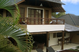 Holiday rental Azur Villa Seminyak Bali is located in the heart of Seminyak, walking distance from the beach (400 meters / 0.24 miles), few steps from the retaurants street Oberoi, shopping and night life. This traditional contemporary styled villas , Seminyak