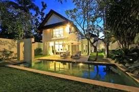 Large and comfortable villa in Seminyak, Bali, Indonesia with private pool, for a maximum of 4 persons.This resort accommodation is situated in an urban area, close to restaurants and bars and shops and at 1 km from Seminyak Beach beach and offers a lot of privacy and a lawned gra garden with trees.Comfort and the vicinity of the beach, places to shop and places to go out make this an ideal villa to celebrate your holidays with family or friends.Interior, Seminyak