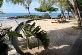 L'Ilot is a rock platform of 3100 m² situated in the lagoon of Roches Noires, on the North East cost of Mauritius, at approximately 100 m from the coastline. Access is via a rock and wood bridged causeway. Positioned on a sand bed and surrou, Roches Noires
