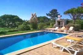 Holiday rental villa for maximum of 6 people.This beautiful and newly furnished villa is located in the resort of Quinta das Salinas. This villa is on one level and has access from the outside to the upstairs terrace with sea views., Almancil