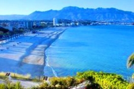 Villa holiday for 13 people.Holiday house in an extraordinary place directly on the beach of Albir, Costa Blanca, Spain.Beautiful, comfortable vacation home, for up to 13 people in a special residential area directly above the beach of Albir. The house offers a wonderful view to the sea, the beach.The covered terrace is furnished ideal to enjoy your time during your stay. The villa has a barbecue, ideal for eating out.The villa is located only 200 meters from the beach Unfortunately there is no pool, but it is situated in first line of the beach., Alfaz Del Pi