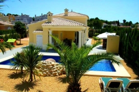Comfortable villa with private pool, in Calpe, Costa Blanca, Spain for a maximum of 4 persons.This villa is situated in a residential area and at 2 km from Playa de Levante beach. The accommodation has privacy and a garden with trees.Its comfort and , Calpe
