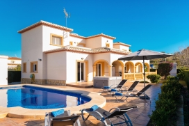 Luxurious holiday villa with capacity up to 10 people. Nice villa in a quiet residential area of Calpe (Costa Blanca), not far away from the center and the sandy beach of the Arenal-Bol. House recently built with high quality.Divided in two floors: M, Calpe