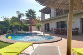 Rental villa in Denia. A modern villa just footsteps from the Beach, this place offers that extra bit of comfort.Just <metricconverter w:st="on" ProductID="100 m">100 m</metricconverter>. from a wide stretch of sand, this villa is ideal if you´re looking for a relaxed beach holidays. Denia town, meanwhile, is less than a ten-minute drive away.The villa is really modern and comfortable. With open-plan lounge and dining room offer up plenty of space, kitchen, meanwhile, is kitted out with all the self-catering essentials including and electric oven and microwave, with 5 bedrooms, 2 bathrooms with shower and bath and 3 bathrooms with shower. With air-conditioned.Outside with private swimming-pool  8x4m, bordered by a large stone terrace with loungers, tables and chairs means there are plenty of spots to soak up the sun, with built barbecue, parking…With air conditioning.“Els Molins” is a sandy beach, with an approximate extension of one and a half kilometres in length, it has beach-bar shacks, sun-beds and shades to rent, along with pedalos and windsurfing, there is also a windsurfing school. The beach is accessible with services for persons with limited mobility (access via Fonts).  , Denia
