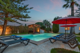 Beautiful and comfortable villa in Denia, Costa Blanca, Spain for a maximum of 4 persons with private pool.This villa is situated in a beachy, rural and woody area, close to restaurants and bars and at 500 m from Las Marinas beach and offers a lot of privacy and a lawned and gravel garden with trees.Its tranquility, comfort and the vicinity of the beach, places to shop, places to go out and sports and entertainment facilities make this an ideal villa to celebrate your holidays with family or friends and even your pets.Interior, Denia