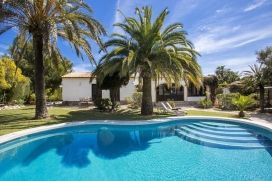 <p style="margin: 0px">This holiday rental villa which sleeps up to 8 people on the Costa Blanca has its own private swimming pool. Situated only 5 minutes from the beautifull sandy beach El Arenal which has many nice re, Javea