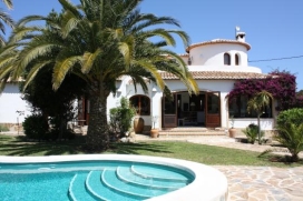 This holiday rental villa which sleeps up to 6 people on the Costa Blanca has its own private swimming pool. Situated only 5 minutes from the beautifull sandy beach El Arenal which has many nice restaurants and bars.The villa is equipped with pleasantly heated floors, ideal for the colder months. We also offer such comforts such as an lcd-tv home cinema, dvd player, satellite television, and also internet access.For young children there is some outdoor toys around the house like a playhouse, a bike and a trampoline.Behind the house is an extra large swimming pool with garden which belongs to the urbanization.Across the street is a small supermarket and the tennis court is within walking distance!!Living room, Javea