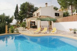 Villa    with private pool, in Javea, Costa Blanca, Spain for a maximum of 10 persons.This villa is situated  in an  urban area and  at 1 km from La Grava beach and offers privacy and a garden with gravel and trees.The vicinity of the beach makes thi, Javea