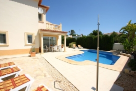 Holiday rental villa with private pool for maximum 6 people in Moraira - Costa Blanca. This new and modern 2-storey villa (construction finished in summer 2008) s situated only 500m from the "algas bay" There is a beach bar and a little commercial ce, Moraira