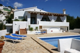 Holiday rental villa  with private pool for maximum of 6 people in Moraira - Costa Blanca. Spacious villa, comfortably decorated, with marvellous views across the valley of Moraira and the sea. Distance to the next beach aprox. 3km., Moraira