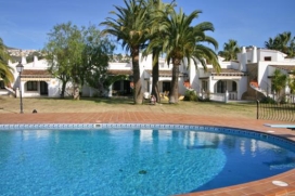 Holiday rental house  with comunal pool for maximum of 4 people in Moraira - Costa blanca.  There is a complex of only 10 rental houses, situated in Solprak Urbanisation, with a very nice and well maintained garden (all lawn and palm trees), Moraira