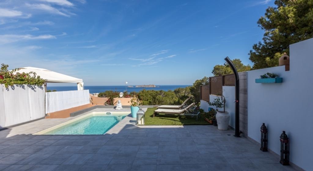 http://foto.i-rent.net/rental/spain/ibiza/ibiza/cala-moli/villas/villa-632_42418/632_00.jpg