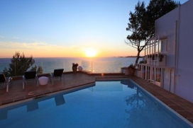 The villa in Sant Josep de Sa Talaia / San Jose has 5 bedrooms and sleeps 10.350 m² accommodation flirty, with sea views.It is 18 km from the airport "ibiza", 3 km from the sandy beach "Cala Moli", 4 km from the sandy beach "Cala Vadella", 3 km , Sant Josep de sa Talaia