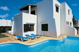 Situation:This nice villa for 10 persons is conveniently located within five minutes walk of bars, shops, restaurants and the nice sandy beach at Cala Egos. Cala d'Or centre is 2., Santanyí