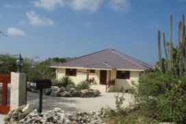 Villa La Vita è Bella Villa La Vita è Bella is een sfeervol en comfortabel ingerichte villa in de rustige buurt van Santa Barbara. Het huis ligt op een kavel van ruim 4000 m2, goed op de wind en heeft een fantastisch uitzicht op Kralendijk , Santa Barbara