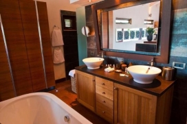 2 Romantische Ocean Front Suites: Mawar Putih en Mawar MiraDeze twee romantische suites hebben een adembenemendinterieur met ruim prive-balkon, geïntegreerde jacuzzi en prachtig uitzicht op zee en strand met zowel binnen als buiten een zithoek.C, Marie Pampoen
