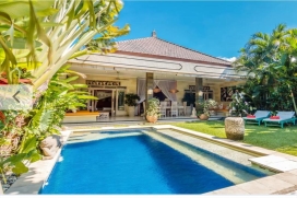 Op een korte afstand van restaurants en winkels, maar met privacy, die wordt geboden door de afgelegen locatie op het einde van een 200-meter semi-private laan, ligt deze gezellige drie slaapkamer vakantie villa in het trendy Seminyak / Kerobokan. Deze een verdieping tellende, semi-open villa, heeft drie slaapkamers met eigen badkamers. De ruime master slaapkamer staat alleen aan de andere kant van het prive zwembad. Entertainment faciliteiten omvatten satelliet televisie en DVD in de master bedroom. Voor mensen die graag hun privacy willen, maar toch ook op een perfecte locatie in het Seminyak / Kerobokan centrum met haar trendy restaurants, boetieks, en nachtleven willen zijn, zullen echt genieten in deze gezellige drie slaapkamer villa.  Service en faciliteiten, Seminyak