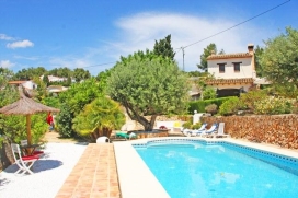 Comfortabele villa    met privé zwembad, in Benissa, Costa Blanca, Spanje voor maximaal 2 personen.Deze villa ligt  in een  residentiële omgeving en  op 1 km van het strand van La fustera. De accommodatie biedt privacy, een tuin met bomen e, Benissa