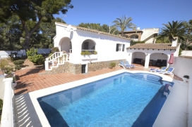 Vakantie villa huren voor een maximum van 5 personen.Gelegen in een rustig gebied.waar u kunt genieten van mooie stranden en kreeken langs de gehele kust.het ligt niet ver van het centrum van Calpe.zonnige villa met een mooie tuin., Benissa