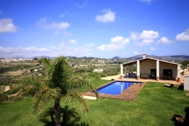 Mooie en luxe villa   in Benissa, Costa Blanca, Spanje  met privé zwembad, voor maximaal 5 personen.Deze villa ligt  in een  landelijke omgeving. De accommodatie biedt veel privacy, een tuin met gazon, gravel en bomen en  prachtig uitzicht op  h, Benissa