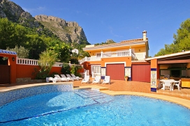  Situation: villa on two floors for 12 people with private pool in the area Oltà in Benissa.Distances: 4 km to calpe, 4,4 km to the next sandy beach and 4 km to the next supermarket., Calpe