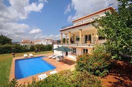 Vakantiehuis met privé zwembad huren voor maximaal 6 personen.Nieuwe villa gelegen aan de voet van de berg Montgó in Javea, Costa Blanca,. Het huis beschikt over een zeer mooi aangelegde, grote tuin en biedt een prachtig uitzicht op het ber, Javea