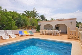 Grote villa te huur in Jávea, Costa Blanca, voor maximaal 8 personen.Deze ruime villa, gelegen op twee verdiepingen, bestaat tevens uit twee gedeeltes. Het hoofd huis voor 8 personen and het aangrenzende appartement voor 6 personen. Bij bezetting door 8 personen, wordt één gedeelte afgesloten. Het gebouw is gelegen op een groot, vlak perceel in een rustige buurt vlakbij de golfbaan van Javea. Het beschikt over een privé zwembad met terras en buiten keuken en vaste barbecue. Op dit terras heeft u tevens de gelegenheid om een balletje te slaan op de beschikbare tafeltennis tafel en gezellig tijd door te brengen met de hele familie!Deze accommodatie wordt slechts aan één familie tegelijk verhuurd, maar het huurbedrag hangt af van het aantal bewoners. Daarom wordt de accommodatie dubbel geadverteerd met verschillende aantallen personen en prijzen. hoofd huis:, Javea