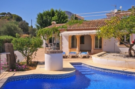 Vakantiehuis op een centrale locatie in Javea, in het oude dorp, aan de Costa Blanca, Spanje, voor maximaal 8 personen. Dit gezellige huisje is een heel bijzondere accommodatie, gelegen aan de beklimming van de berg Montgo naar Denia, tegenover de pittoreske kapel van de apostolische kerk van Spanje, met de kenmerkende blauwe koepel. Het huis biedt hetzelfde geweldige uitkijkpunt over de vallei en de berg Montgo. De accomodatie ligt direct tegenover de kapel op een klein grondstuk date een prachtig uitzicht over de baai van Javea en de zee biedt. In een paar minuten bereikt u het centrum en de oude stad van Javea met veel kleine winkeltjes, markthal, een postkantoor en met veel goede restaurants en bars. De kleine autovrije straatjes nodigen u uit om een ??wandeling in de oude binnenstad te makenmet de vele tapas bars die typische gerechten van de streek serveren. Het strand en de haven van Javea kan worden bereikt in slechts 5 minuten rijden, naar het zandstrand van El Arenal is het 8 minuten. Deze vakantie woning is gebouwd in typisch Spaanse stijl herenhuis, met een kleine patio, een houtkachel en een trap naar de bovenverdieping, die bestaat uit een groot terras (met zonnenscherm) en een prachtig uitzicht, een gastentoilet en een kleine kamer. Het kleine zwembad biedt de kans om af te koelen op warme dagen, maar is niet echt geschikt om uitgebreid te zwemmen. Het huis is uitgerust met moderne voorzieningen en faciliteiten zoals toegang tot internet, satelliet-tv, airconditioning en centrale verwarming voor de koude seizoenen., Javea