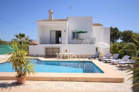 Comfortabele villa    met privé zwembad, in Javea, Costa Blanca, Spanje voor maximaal 8 personen.Deze villa ligt  in een  residentiële omgeving en  op 1,5 km van het strand van El Arenal. De accommodatie biedt een tuin met gravel en bomen e, Javea