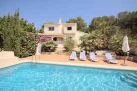 Comfortabele villa   in Javea, Costa Blanca, Spanje  met privé zwembad, voor maximaal 11 personen.Deze villa ligt  in een  geürbaniseerde omgeving en  op 4 km van het strand van El Arenal en biedt privacy en een tuin met gravel en bomen.De , Javea