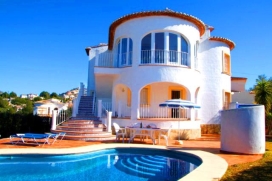 Villa te huur voor maximaal 4 personen. Huis in Moraira comfortabele en volledig uitgerust, met uitzicht op zee en de bergen. Gelegen in een rustige omgeving. He theeft een woonoppervlakte 180m2.  Boven verdieping:, Moraira