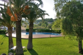 2 Bongalows voor maximaal 8 personen en Moraira - Costa blanca.  Een complex van 10 rijtjeshuizen in de woongebied Solpark, één van de mooiste woonwijken van Moraira. Er zijn 5 tennisbanen, een restaurant, bar en minigolf. De geme, Moraira
