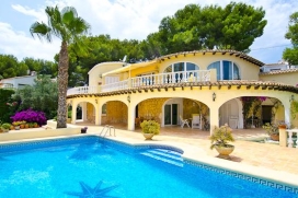 Vakantie Villa voor maximaal 4 personen.Villa in Moraira comfortabele en volledig uitgerust en privacymet uitzicht op de bergen. Gelegen in een ideaal gebied voor families in de residentiële complex, Het heeft een woonoppervlakte van 70m2.HET EIGENDOM IS PRIVE VOOR DE HUURDERS,ALLEEN DE BENEDEN VERDIEPING IS TE HUUR., Moraira