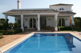 Vakantievilla te huur met privé zwembad  Luxe villa voor 8 personen met 4 slaapkamers met tweepersoonsbedden en 4 badkamers. Inclusief alle moderne faciliteiten waaronder volledige airconditioning, satelliet-tv, toegang tot het internet, co, Benalup-Casas Viejas