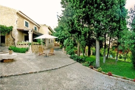 Oud, traditionele Mallorcaanse  huis in Buger, Mallorca, Balearen, Spanje, voor maximaal 8 personen. Dit landelijke huis, bestaande uit twee verdiepingen, is gelegen in het dorp van Buger, bezaaid met oude huizen, met een heel rustige sfeer. U bereikt het strand van Puerto Alcudia in een paar minuten met de auto,net als de verschillende winkels en Sa Pobla golf Aucanada en Pollensa. Deze woning heeft een ruime en comfortabele lounge met open haard, TV en DVD met daarnaast een eetkamer met een comfortabele en elegant ammeublement, net als in alle delen van het huis. De volledig uitgeruste keuken met magnetron en vaatwasser, heeft ook meubilair om van de maaltijden te genieten. Een badkamer completeert de begane grond. De eerste verdieping bestaat uit vier gezellige kamers met tweepersoons bed en twee badkamers. Een kleine bibliotheek vult de verdieping nog aan. Met airconditioning , in combinatie met de centrale verwarming kunt u de accomodatie op aangename temperatuur houden, het hele jaar door. Buiten is er een overdekte ruimte waar u maaltijden kunt bereiden boven een houtvuur. Het grote zwembad vindt u in de tuin, omgeven door een mooi landschap. Het nodigt uit tot zonnen en relaxen. De mooe tuin ligt geheel rondom de villa met veel verschillende planten en bomen, zoals sinaasappelbomen en citroenbomen, palmen, gras en  vele verschillende bloemenperken. De auto kan men parkeren in de beschutting van de overdekte parkeerplaats voor twee auto's. Deze charmante oude Finca was vroeger een molen waar olijfolie werd geperst en betoverd haar gasten met een heel bijzondere sfeer.  , Búger