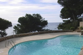 Ligging:Mooi 3-kamer appartement op de eerste verdieping met een magnifieke zeezicht in het Residencial complex Ferrera Park op slechts 5 minuten lopen van het prachtige strand van Cala Ferrera.Indeling:Lichte kamer, eethoek met uitzicht op zee en uitgerust met satelliet-TV en DVD., Santanyí