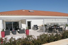 Große 3 Doppel-Schlafzimmer-Wohnung (94 qm) mit en-suite Badezimmer und zusätzliche Dusche und WC. Richtung Süden, auf der obersten Etage von drei Stockwerken, Panoramablick auf das Meer von der herrlichen Terrasse (100 qm) und zus, Juan Les Pins