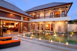 Villa Amman für 8 Personen bietet hochwertige Möbel und Einrichtungsgegenstände, die diese einmalige Villa ein opulentes Ambiente verbreiten lässt. Sie beherbergt Gäste mit einem Sinn für die feinen Dinge , Seminyak