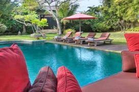 Privatvilla in Anyar Estate bietet wunderschön angelegte Gärten, einen grossen Pool mit umliegendem Holzdeck, Aufenthaltsbereiche innen und im Freien und vier stylische, lichtdurchflutete Schlafzimmer. Die Villa besteht aus drei Etagen., Umalas