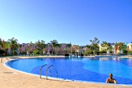 Luxus Studio für 2 Personen in einem Appartement-Hotel in der Marina von Albufeira, an der Algarve Küste. In einem wunderschönen Resort mit drei Pools und sonnigem Garten, in eine Top Lage: 200 Meter vom Seilbothafen mit Cafés, Restaurants, Shops, in der Nahe vom Strand und das Historisches Zentrum von Albufeira., Albufeira