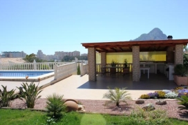 Schöne und komfortable Villa    mit privatem Pool, in Calpe, Costa Blanca, Spanien für maximal 8 Personen.Diese Villa liegt  etwa 1 Km entfernt vom  Strand von CALPE und bietet viel Privacy und einen Garten mit Rasen, Ziegelgrus und Bäumen.Bequemlichkeit und die Nähe von dem Strand machen dies zu einer idealen Villa um Ihre Ferien zu verbringen mit Familie oder Freunden und sogar Ihren Haustieren.Innen, Calpe