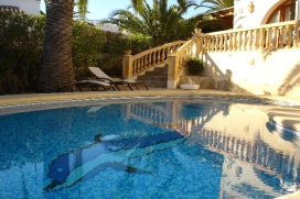 Villa mit Charme geschmackvoll eingerichtet, befindet sich in Calpe, Costa Blanca in Spanien für maximal 5 Personen. Diese ebenerdige Villa in einem sehr ruhigen und privaten Wohnanlage gebaut ist ideal für einen Urlaub mit Familie oder Freunden. Es ist 1 km von allen Annehmlichkeiten, Supermärkte, Restaurants, Levante Strand und der Promenade, wo Sie einen schönen Spaziergang entlang der Mittelmeer bis zum kultigen Rock of Ifach genießen können. Es enthält:, Calpe