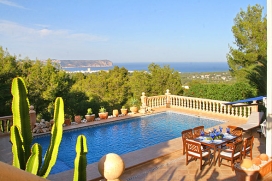 Ferienhaus an der Costa Blanca in Spanien für maximal 4 Personen.In einem baumreichen Wohngebiet gelegene Villa mit fantastischer Aussicht über das Meer, die Bucht von Javea und das Bergmassiv des Montgós. Sie liegt etwa 200 Meter von einem Naturschutzgebiet entfernt. Das Haus verfügt über eine grosse Aussenküche mit Grill und somit direkten Zugang zum Poolbereich. Es wird nur der untere Teil der Villa vermietet, der obere bleibt während dieser Zeit unbewohnt., Javea