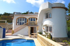 Komfortable Villa   in Javea, Costa Blanca, Spanien für maximal 4 Personen  mit privatem Pool.Diese Villa liegt  in einer  urbanisierten Umgebung und  etwa 2 Km entfernt vom  Strand von El Arenal und bietet viel Privacy und einen Garten mit Rase, Javea
