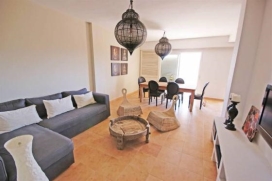 Appartements La Luna für bis zu 5 Personen. Das Appartement ist 98 m<sup>2</sup> gross und verfügt über Klimaanlage und Zentralheizung, weiterhin über den Luxus eines lcd-tv mit Homecinema, dvd Spieler, Satelliten/kabel-tv und Internetanschluss.Die Wohnung ist sehr geeignet für Menschen mit Kindern, ist der Komplex fertig gestellt und es gibt einen Innenhof mit einem eingezäunten Schwimmbad und einen Kinderspielplatz Bild. Auch für Leute, die Golf lieben, 5 Minuten entfernt befindet sich das große 27-Loch-Golfplatz von La Sella. Zentral gelegen zwischen Denia und Javea und den Montgo Berg in der Nähe, wo sie an verschiedenen Orten möglich, den Berg zu Fuß entferntUnterkunft :, Jesus Pobre