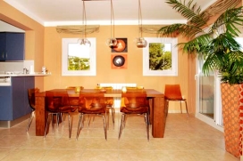 Ferienhaus miot Privatpool für maximal 4 Personen in Moraira - Costa Blanca.Neu erbaute Villa, gelegen direkt neben dem Golfplatz  "vista Ifach" von San Jaime. Die Villa wurde durch professionelle Einrichter, mit qualitativ hochwertigen Möb, Moraira