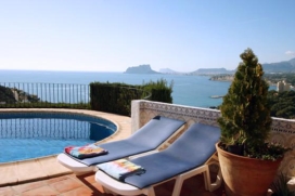 Ferienvilla mit Privatpool für maximum 6 Personen , in Moraira , Costa Blanca. Die Villa liegt am Ende   einer Sackgasse, auf dem höchsten Punkt eines Hügels mit fantastischen Panorama Meerblick, in El Portet, einem Ortsteil , Moraira