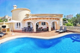 Schöne und komfortable Villa   in Benitachell, Costa Blanca, Spanien  mit privatem Pool, für maximal 6 Personen.Diese Villa liegt  in einer  hügeligen und residentiellen Umgebung und  etwa 3 Km entfernt vom Strand von Cala del Moraig. , Moraira